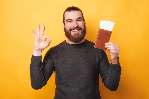 Porträt eines charmanten jungen Hipster-Mannes mit Pass und Fahrkarte — Stockfoto