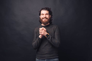 Çekici, genç, sakallı bir adamın portresi. Kameraya bakıyor.