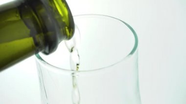 Beyaz zemin üzerine şampanya dökerken çekilmiş videoyu kapat.