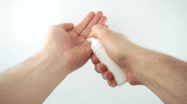 Dezenfektan contra virüsleri kullanan erkek elleri videosunu kapat