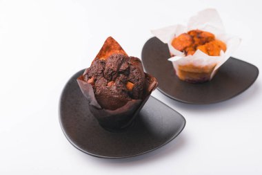 Beyaz arkaplanda iki muffin resmi