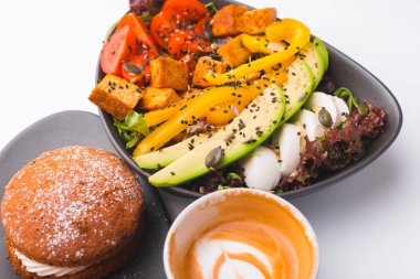 Fotoğrafı kapat. Beyaz masadaki inanılmaz besleyici kahvaltı.