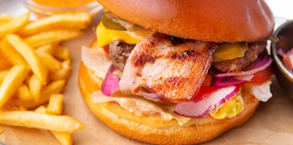 Pastırmalı ve kızarmış patatesli makro burger.