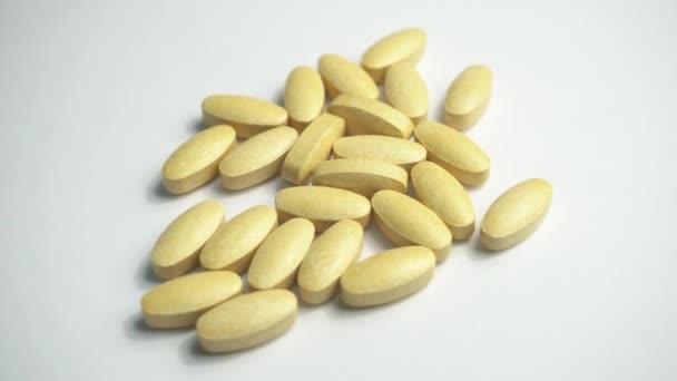 Vídeo rotativo de vitaminas sobre fundo branco — Vídeo de Stock