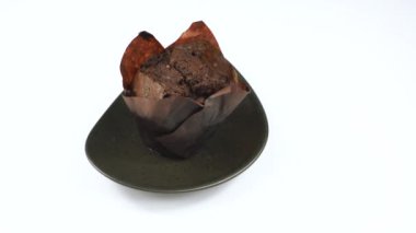 Beyaz arkaplanda çikolatalı kekin dönen videosu