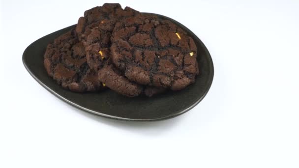 Tabakta koyu çikolatalı yuvarlak bisküvilerin dönen videosu — Stok video