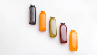 Farklı detoks suyu şişelerinin, antioksidanın ve günlük vitaminlerin en iyi görüntüsü.