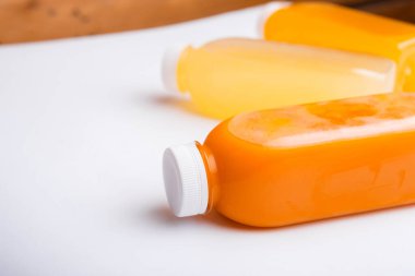 Farklı detoks suyu şişelerinin, antioksidanın ve günlük vitaminlerin en iyi görüntüsü.