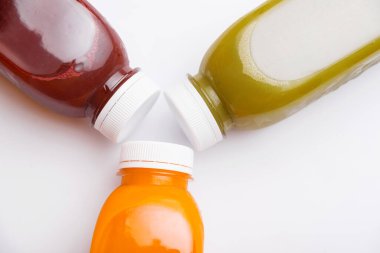 Farklı detoks suyu şişelerinin, antioksidanın ve günlük vitaminlerin en iyi görüntüsü.