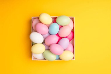 Süslü paskalya yumurtalarıyla dolu kutunun en üstteki görüntüsü.
