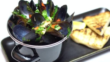 Haşlanmış midyeli tavanın 4k 'lık hareketli videosu hazır. Taze deniz yemeği.