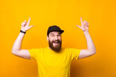 Telif alanını gösteren tişörtlü yakışıklı, sakallı adam..