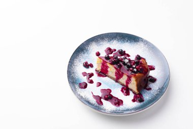 Mavi tabakta böğürtlenli ve taze peynirli kek..