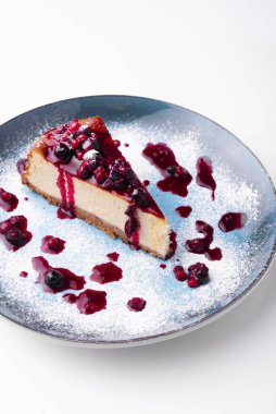 Mavi tabakta böğürtlenli ve taze peynirli kek..