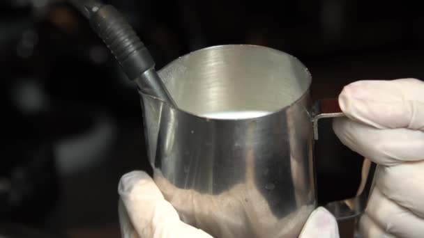 Filmagem de barista fumando leite no jarro — Vídeo de Stock
