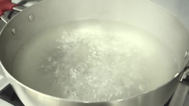 Zavřít záběry vroucí vody v pánvi pro přípravu těstovin — Stock video