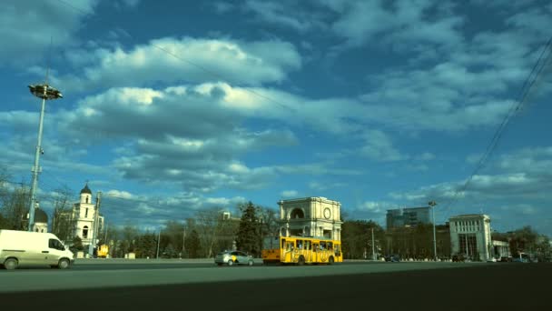 9 / março / 2021, Moldávia / Chisinau, Timelapse footage Arco triunfal em dia nublado — Vídeo de Stock