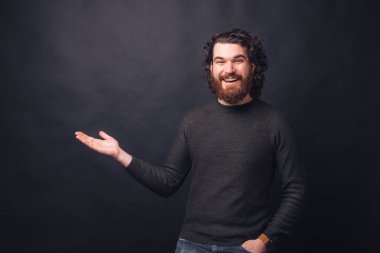 Palmiye içinde fotokopi odası tutan yakışıklı sakallı adamın fotoğrafı..