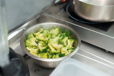 Sıcak brokoli ile kase fotoğrafını kapat..