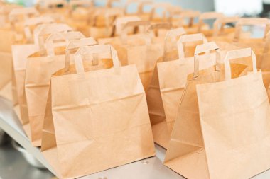 Masada bir sürü kese kağıdı var. Üzerine logonu yerleştir.