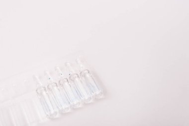 Beyaz arkaplan üzerinde cam veya ampullerden yapılmış bazı mühürlü şişelerin fotoğrafı