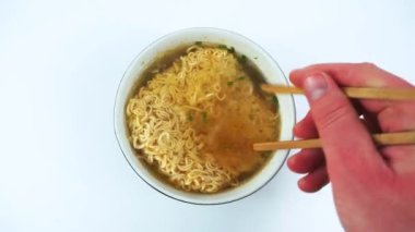 Beyaz arka planda Çin eriştesi hazırlarken ki görüntüleri kapat.