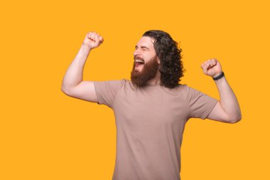 Evet, bunu ben yaptım. Minnettar, mutlu, sakallı adam kutluyor..