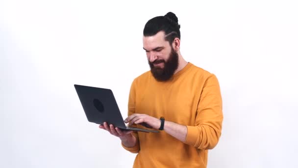 Видеозапись бородатого человека с помощью ноутбука — стоковое видео