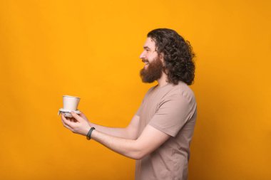 Kahveni de getir, kıvırcık saçlı neşeli genç adam. İki fincan kahve ver..