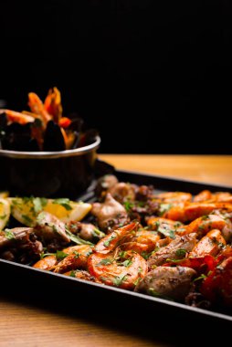 Lezzetli ızgara deniz ürünlerinin dikey fotoğrafını çek..