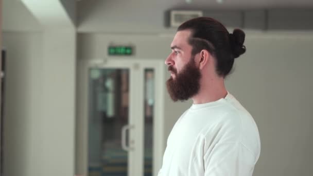 휴식 시간에일 하는, 턱수염을 기른 젊은이의 모습 — 비디오