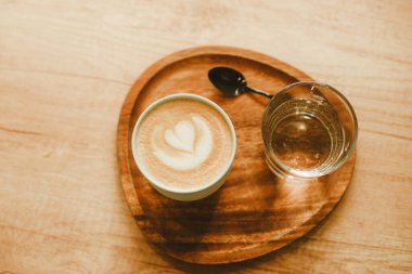 Güzel latte sanatının en iyi görüntüsü, kalpli bir fincan kapuçino..