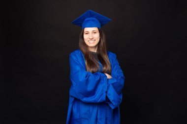 Bekar ve mezuniyet şapkası takmış güzel bir genç kadının portresi..