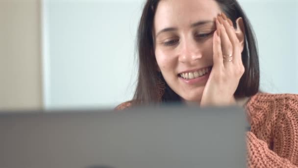 Záběry mladé ženy v kanceláři s úsměvem a mluvení online — Stock video