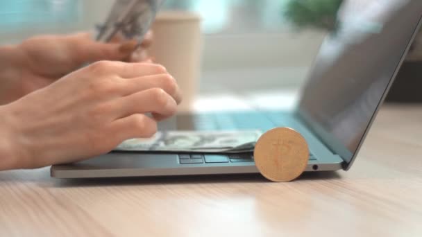 Fechar imagens de mulher contando dólares perto de laptop e bitcoin — Vídeo de Stock