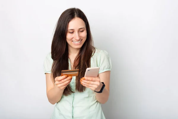 Foto Alegre Jovem Mulher Bonito Comprar Algo Online Com Cartão — Fotografia de Stock