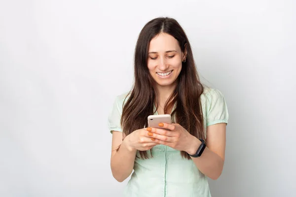 Sorrindo Jovem Mulher Feliz Casual Usando Telefone Inteligente Sobre Fundo — Fotografia de Stock