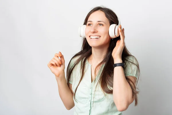 Ritratto Giovane Donna Allegra Sorridente Che Ascolta Musica Alle Cuffie — Foto Stock