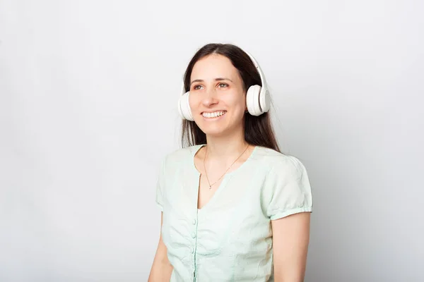 Una Bella Giovane Donna Sta Godendo Musica Guardando Alto Sorride — Foto Stock