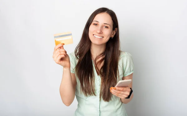 Uma Jovem Linda Está Sendo Grato Por Fazer Compras Line — Fotografia de Stock