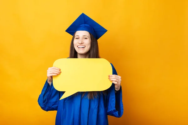照片上的年轻女子刚刚毕业 手里拿着空白的黄色语音泡泡 — 图库照片