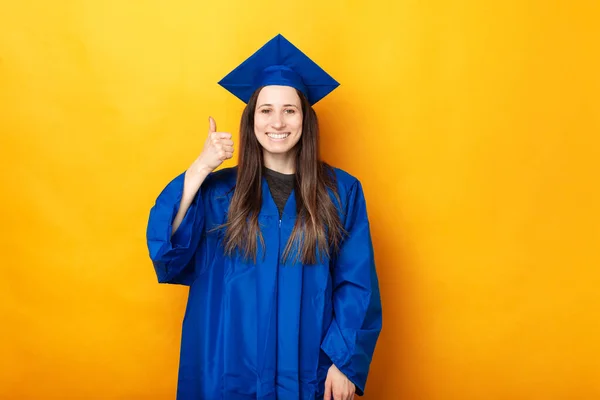 Veselý Mladý Šťastný Žena Maturitní Nosit Modrý Starý Mládenec Ukazující — Stock fotografie