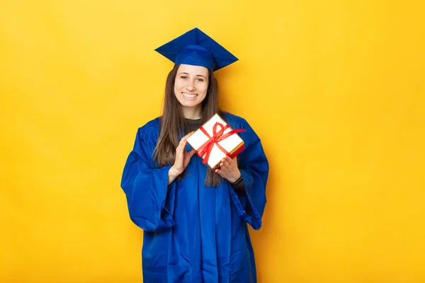 Retrato Una Joven Alegre Bata Azul Graduándose Sosteniendo Caja Regalo —  Fotos de Stock