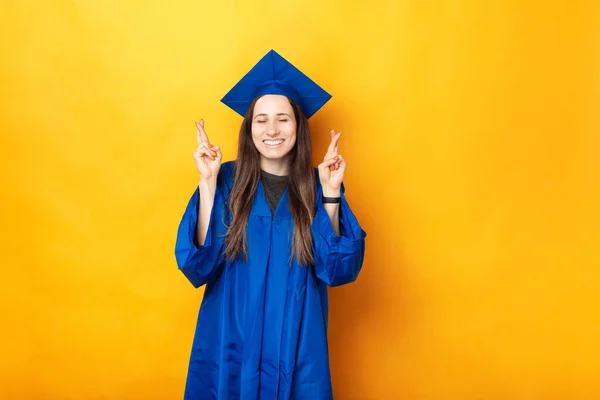 Foto Glad Ung Kvinna Examen Och Korsande Fingrar — Stockfoto