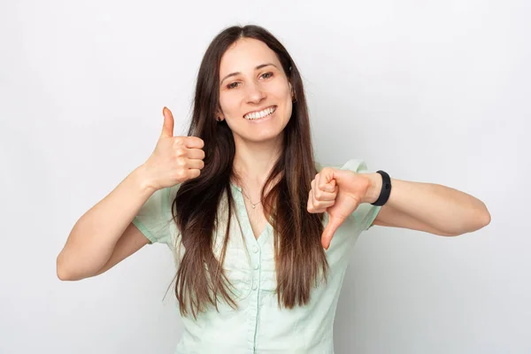 Una Foto Una Joven Sonriente Mostrando Signo Gusta Gusta Mientras — Foto de Stock