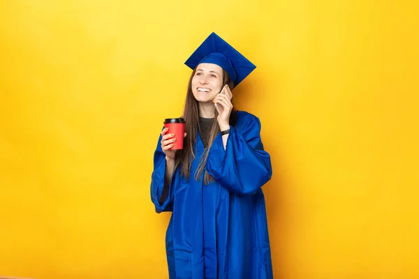 Mladý Veselý Student Absolventské Uniformě Mluví Telefonem Šťastně Popíjí Horký — Stock fotografie