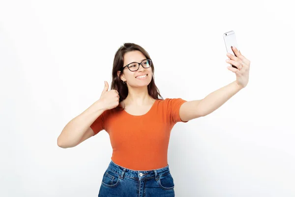Uma Bela Foto Uma Jovem Mulher Sorrindo Tirando Uma Selfie — Fotografia de Stock