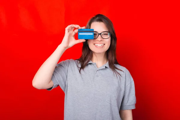 Uma Foto Uma Jovem Alegre Segurando Cartão Crédito Perto Seu — Fotografia de Stock