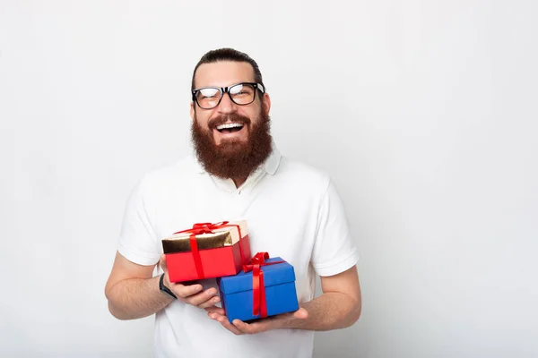 Πορτρέτο Του Χαμογελαστού Άνδρα Γενειάδα Κρατώντας Δύο Κουτιά Δώρων Πάνω — Φωτογραφία Αρχείου