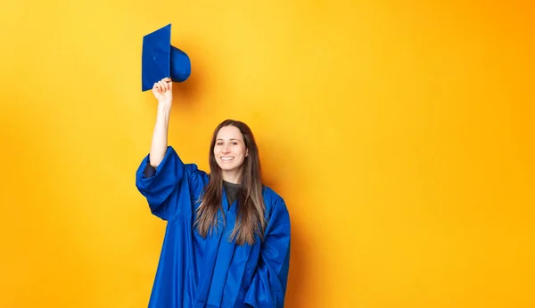 Finalmente Joven Graduada Sonríe Sobre Fondo Amarillo —  Fotos de Stock